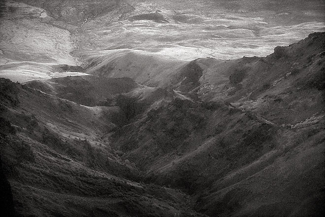 Hanging Valley - Steens Mountain, Southeast Oregon (102955 bytes) www.jeffkrewson.com