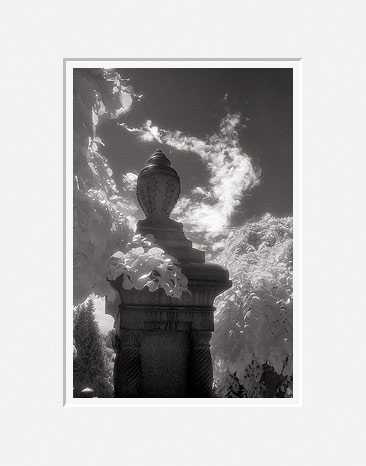 Monument and Cloud - Seattle, Washington (26103 bytes) www.jeffkrewson.com