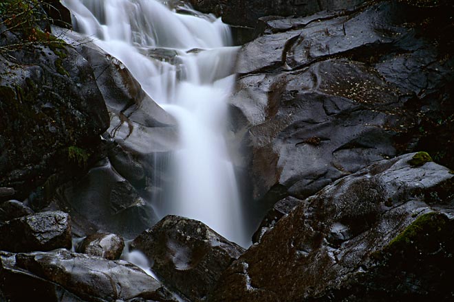 Unknown Waterfall, Forest Service Spurroad - Alpine Lakes Wilderness, Washington (66249 bytes) www.jeffkrewson